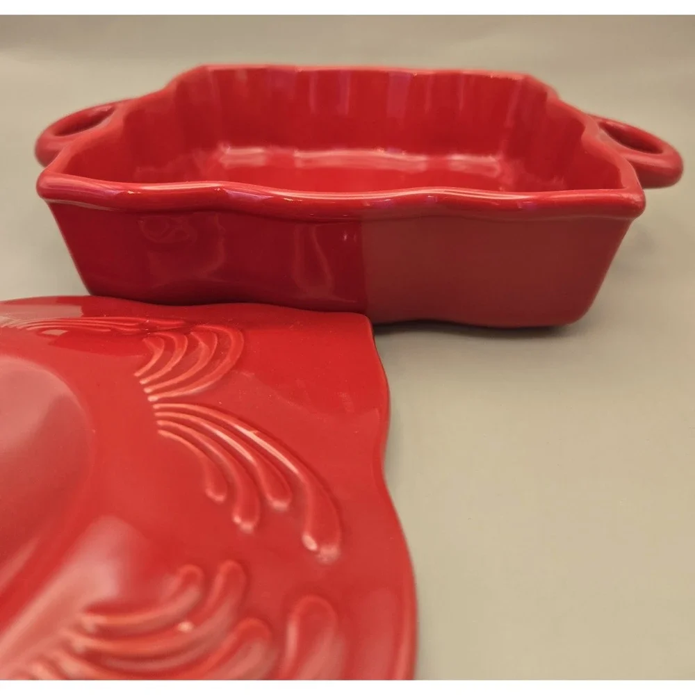 Red Bakeware One Quart ‎ Casserol Dish  Backing Pan With Lid Embossed Lid Detail